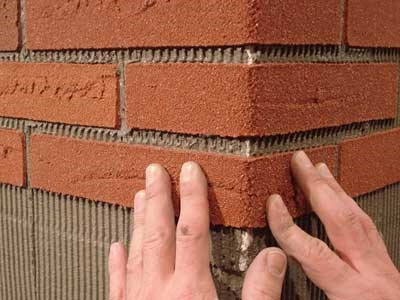 Łatwy montaż płytek Elastolith Sahara na elewacji Łatwy montaż płytek Elastolith Sahara na elewacji